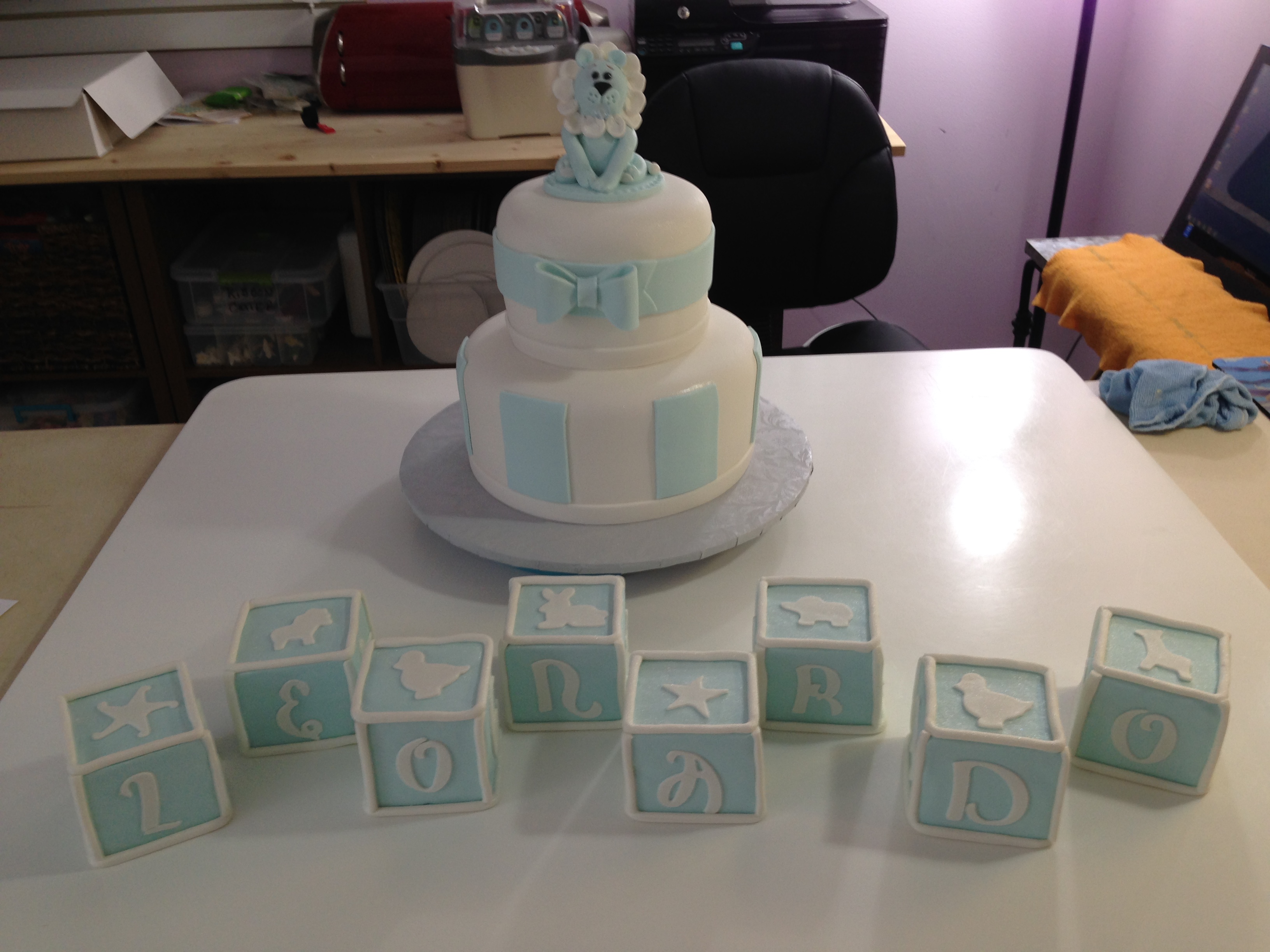 Blueandwhitebabyshowercake.jpg