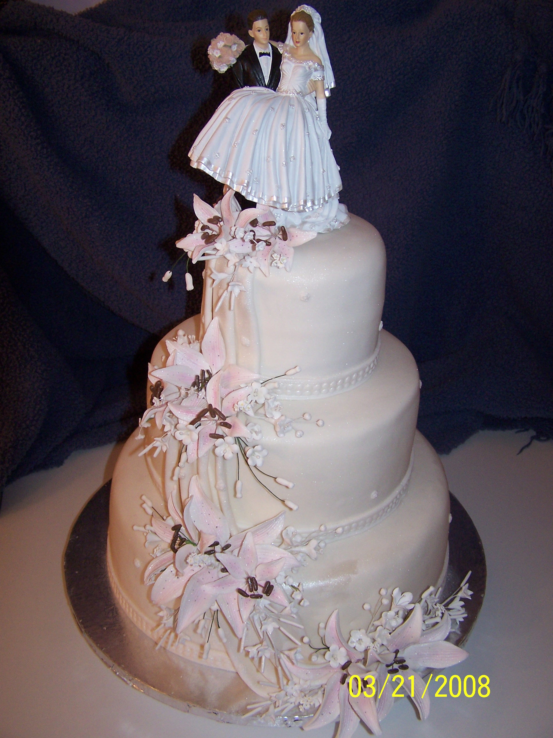 Stargazerlilyweddingcake.JPG