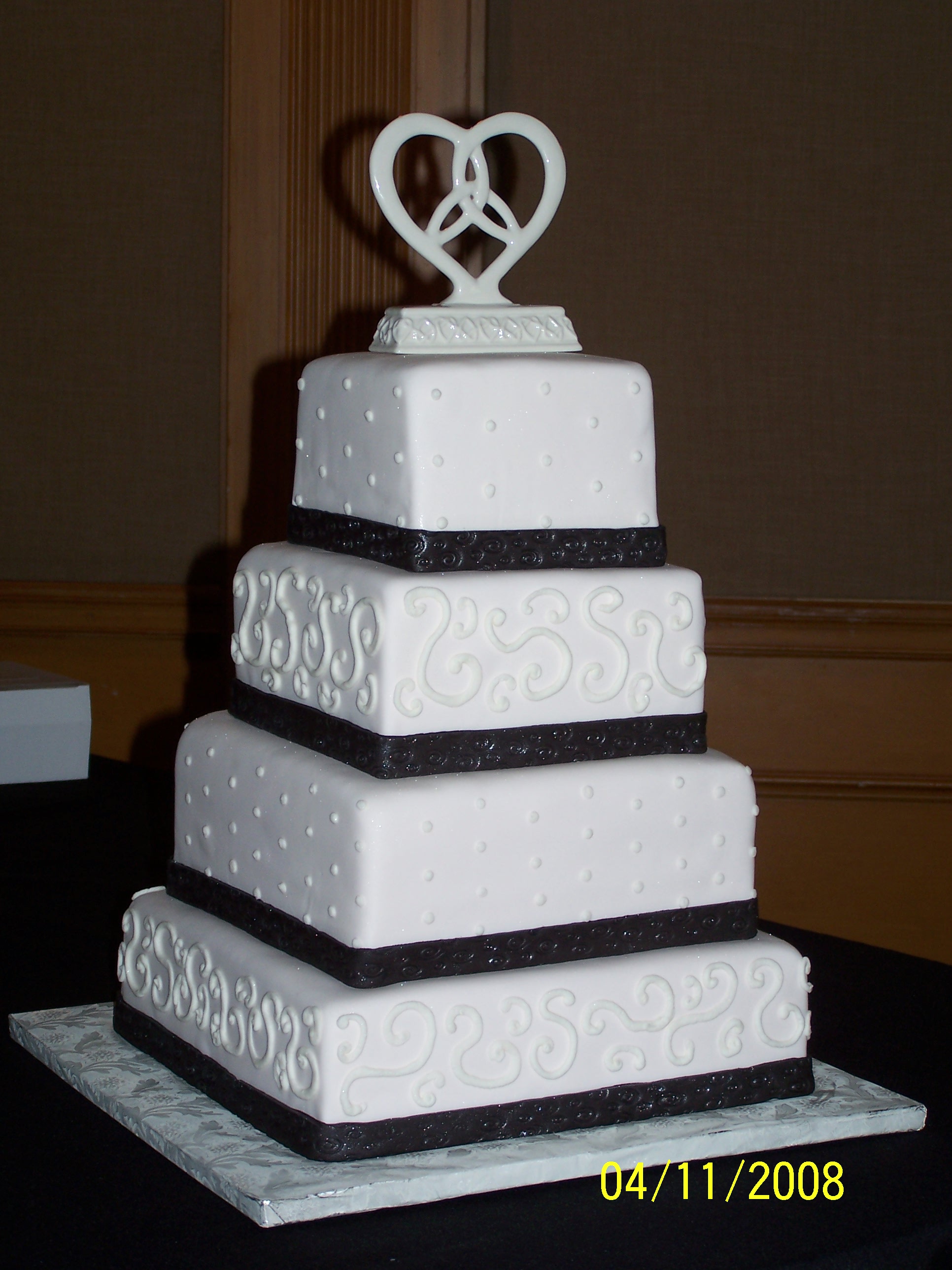 webassets/PinkandBlackWeddingCake.JPG
